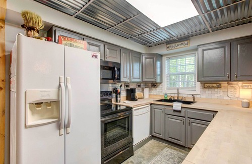 Wray Cabin | Georgia Farmhouse: Lake Access, Private Beach