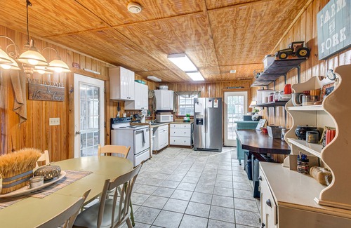Wray Cabin | Georgia Lakefront Cabin w/Fire Pit + Grills!