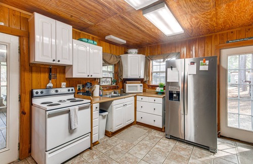 Wray Cabin | Georgia Lakefront Cabin w/Fire Pit + Grills!