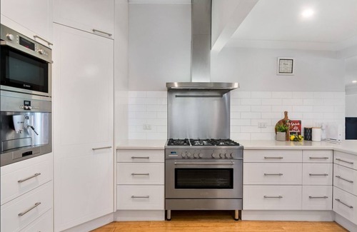 Cessnock House | Georgie’s Hunter Valley Home with Wifi * fire & pool & Netflix
