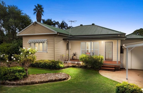 Cessnock House | Georgie’s Hunter Valley Home with Wifi * fire & pool & Netflix