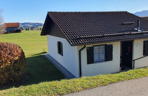 Lechbruck House | Gepflegtes Eckhaus 111 in Randlage des Feriendorfes Hochbergle!