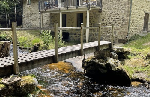 Saint-Martin-Chateau House | Gerenoveerde Watermolen met Sauna, Ideale Plek Voor Serieuze Ontspanning