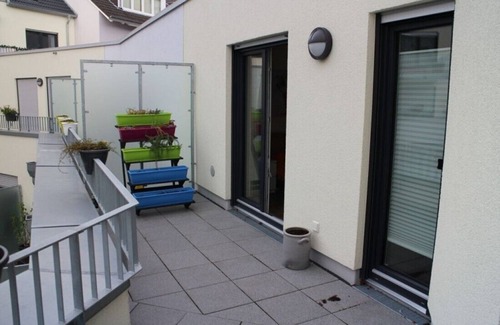 Zentrum Apartment | Geschmackvolle 3-Zimmer-Wohnung mit Balkon und Einbauküche in Bonn
