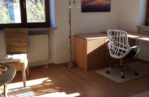 Huglfing Apartment | Geschmackvolle Ferienwohnung 3 mit Süd-west Terrasse und Kleinem Garten
