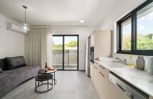 Gesher HaZiv Apartment | Gesher Haziv Peaceful Modern Stay