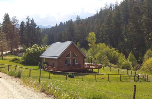 Corvallis Cabin | Get Away From It All At This Mountain Paradise