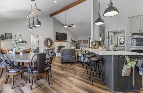 Henderson County House | Get away in East Texas! A house and 10 acres to Escape to - 1 hour from Dallas