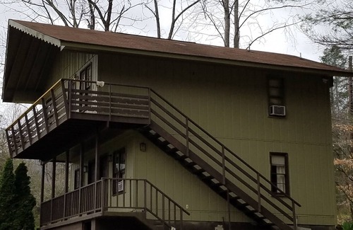 Rabun Gap Ski Chalet | Get away to the Mountains in this Cozy Chalet. Clean and Quiet