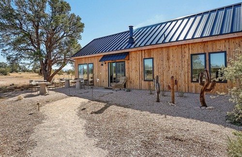 Valle House | Get Away To This Amazing Off-Grid Retreat With 4 Casitas And Lodge At GCHQ!