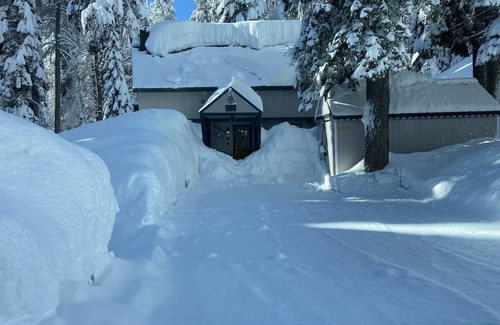 Pla-Vada Woodlands House | get ready for LOTS of snow! Cozy cabin- private sled hill, close ski resorts