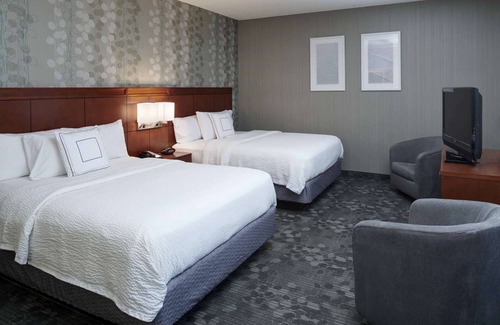 Brookfield Hotel | Get Some Rest in Wisconsin State Fair Park! Indoor Swimming Pool, Pets Allowed!