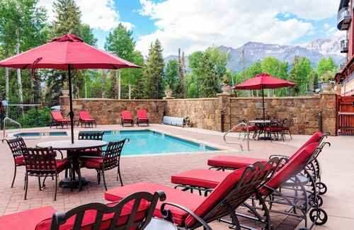 Mountain Village Hotel | Get the Perks of the Bear Creek Lodge in Private Pet-Friendly Lock-Off Room