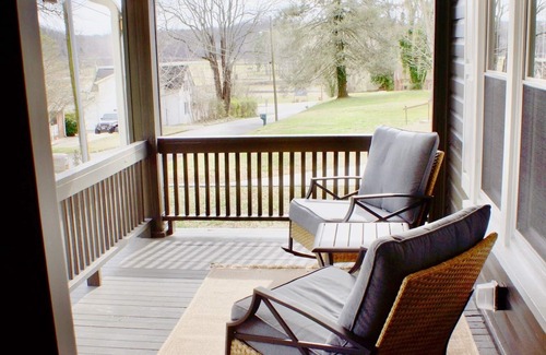 Dayton Cottage | Getaway at this Charming Family Cottage