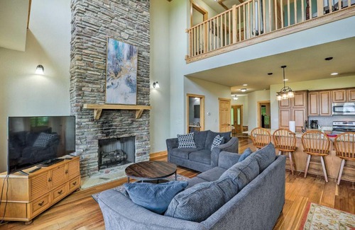 Wolf Laurel House | Getaway Chalet in Mars Hill with Hot Tub and Views!