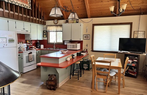 Garden Valley Cabin | Getaway to the Mountains in the Cozy Rustic Cabin