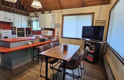 Garden Valley Cabin | Getaway to the Mountains in the Cozy Rustic Cabin