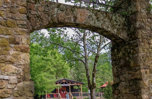 Waynesboro Cabin | Getaway to the Red House