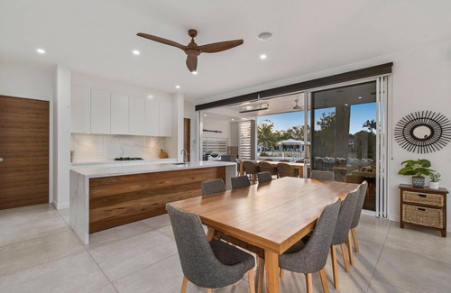 Noosaville House | Getaway2Noosa WYUNA 7 WATERFRONT home beach, pontoon, heated pool.