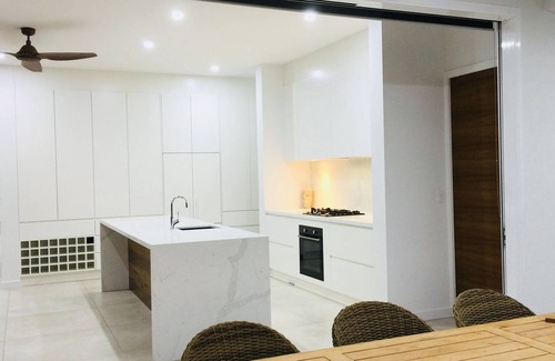 Noosaville House | Getaway2Noosa WYUNA 7 WATERFRONT home beach, pontoon, heated pool.