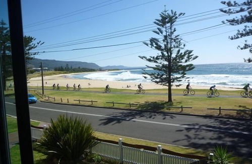 Bulli Apartment | GETWUNTOO on beautiful Sandon Point beach Bulli . Entire Top floor of house