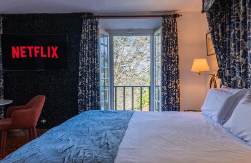 Sintra Bed & Breakfast | Giant Smart Room, Hot tub, PS5, in Historical Sintra Center inside 17th century Palace - Sintra WOW