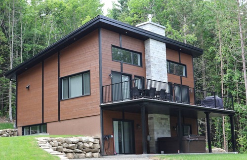 Piopolis Ski Chalet | Gibsōn - in Quebec - access to lake, with hot tub