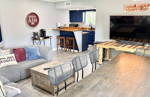 College Station Apartment | Gig`em on Glade-Spacious 5BR Home w/Huge Backyard near TAMU