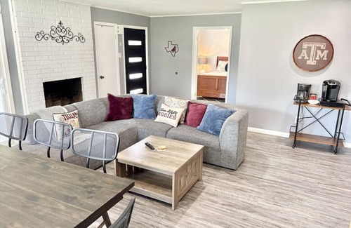 College Station Apartment | Gig`em on Glade-Spacious 5BR Home w/Huge Backyard near TAMU