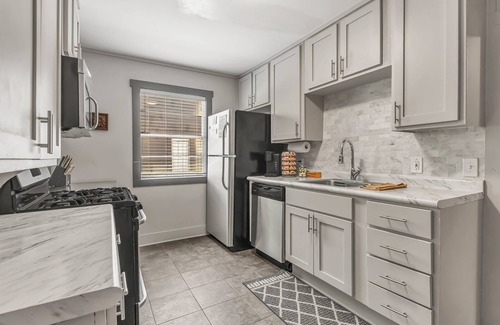 College Station Apartment | GIG'EM: Walk to A&M, Comfy King Bed, Sleeper Sofa
