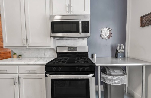 College Station Apartment | GIG'EM: Walk to A&M, Comfy King Bed, Sleeper Sofa