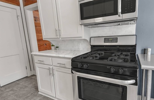 College Station Apartment | GIG'EM: Walk to A&M, Comfy King Bed, Sleeper Sofa