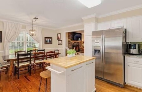 Inman House | Giggle Spot on Lake Bowen w/outdoor jacuzzi & dock