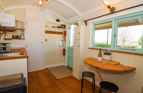 Wall-under-heywood Cottage | GILBERRY SHEPHERDS HUT, romantic, with open fire in Church Stretton