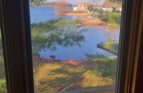 Redwood Cottage | “GimmeShelter” Cozy 4 bedroom cottage in the heart of the Thousand Islands