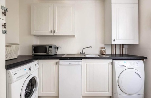 Mevagissey Cottage | Gin O'Clock, Mevagissey. Level Walk to Harbour!