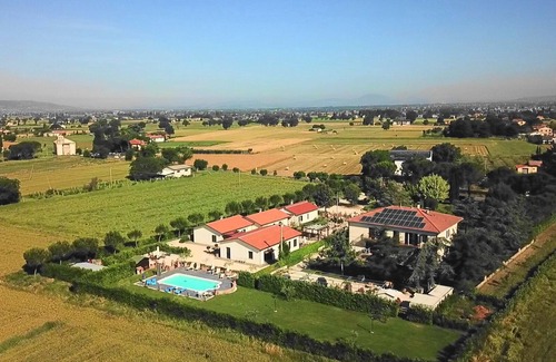 Spello House | Ginepro apartment in a holiday home with park and swimming pool