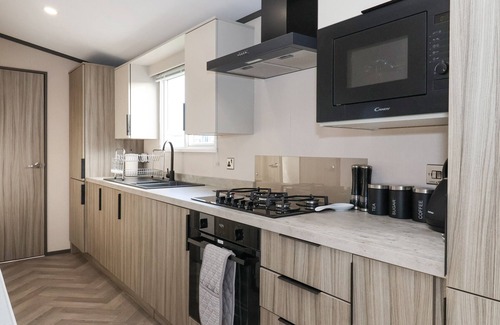 West Heslerton Cottage | GINGER FOX LODGE, pet friendly, with hot tub in Cayton