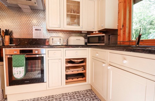 Tosside Cottage | GISBURN FOREST LODGE, pet friendly, with hot tub in Wigglesworth