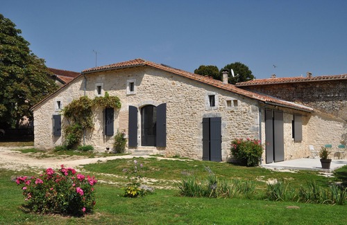 Saint-Martin-de-Fressengeas House | Gites de la Baine: square house and fenestrous