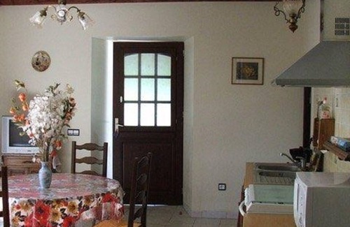 Chateau-Verdun House | Gite 2 - Le Cairn: Bed and Breakfast