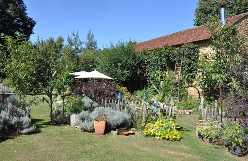 Tremolat House | Gite 4 pers. Dordogne surrounded by trees and close to a traditional inn