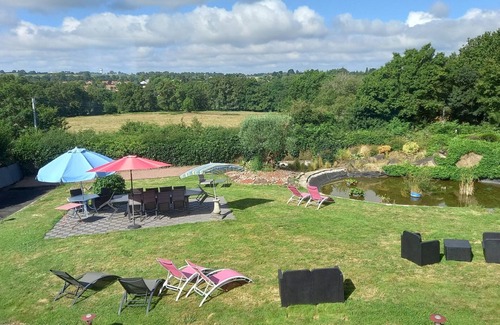 Cholet Cottage | Gîte 'Chez Gwen Et Flo' with Shared Terrace, Shared Garden, and Wi-Fi