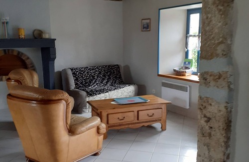 Louchy-Montfand House | Gite de Marcureau. in the vineyards of St Pourcain. Pets allowed.