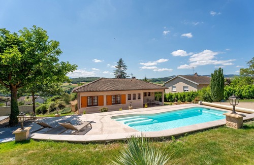 Le Bois-d'Oingt Villa | Gite des ifs-Villa-Terrace-Ensuite