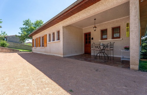 Le Bois-d'Oingt Villa | Gite des ifs-Villa-Terrace-Ensuite