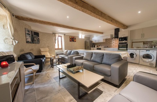 Ouveillan House | Gîte des Platanes, the Pigasse relay on the canal du midi