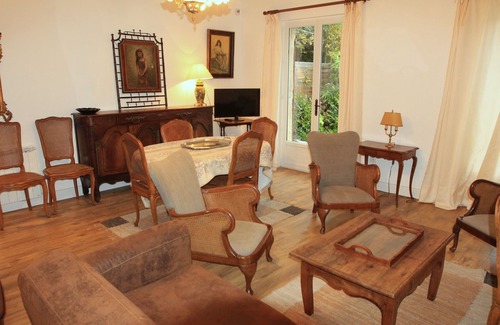 Floirac House | Gite Fonteneau. Parc de la Burthe nearby, 80 hectares of woods and meadows.