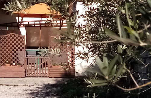 Sablet Apartment | Gîte for 4 adults and 1 child (-3 years) at the entrance to Sablet