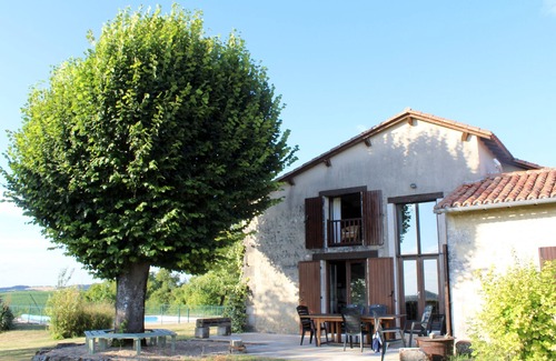 Lusignac House | Gite With Swimming Pool & Tennis Court. Free Wi-Fi. Perfect for families